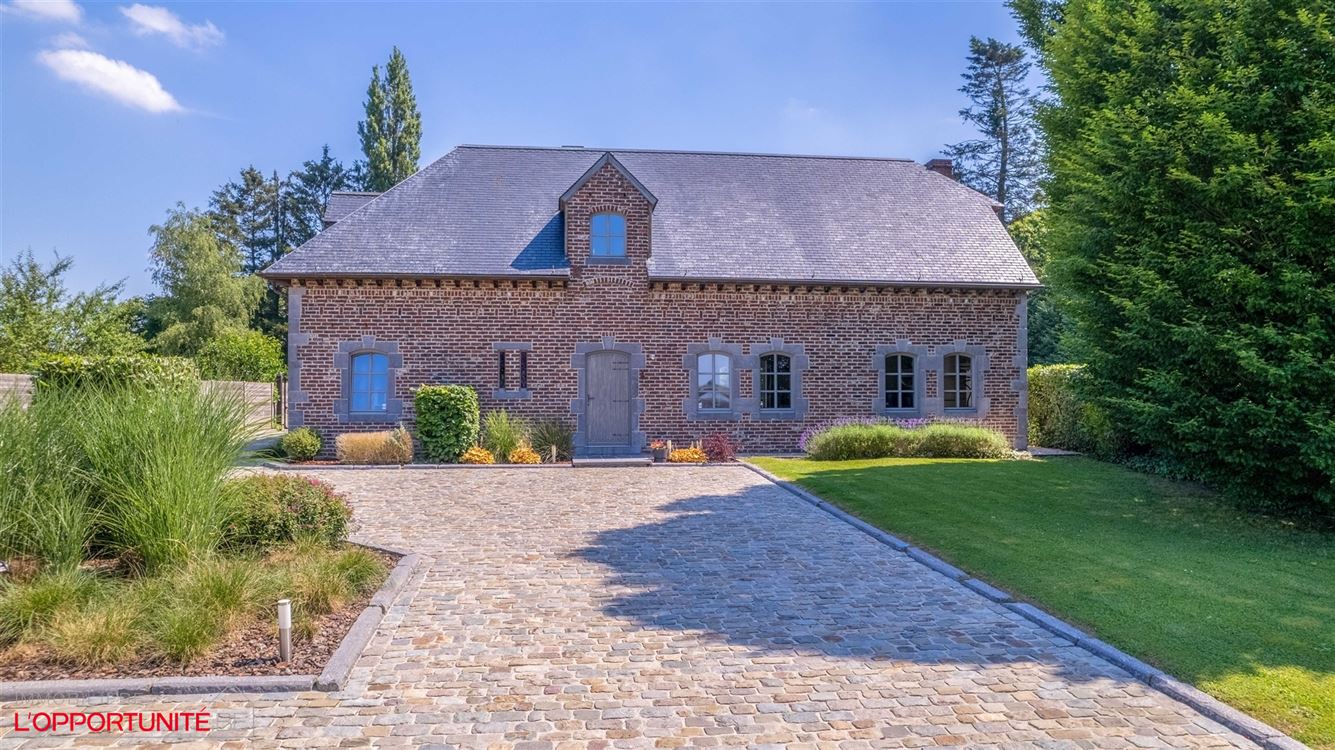 Propriété exceptionnelle (1999) sur 19 ares de terrain, 5 chambres, espace pro avec entrée séparée et jacuzzi.