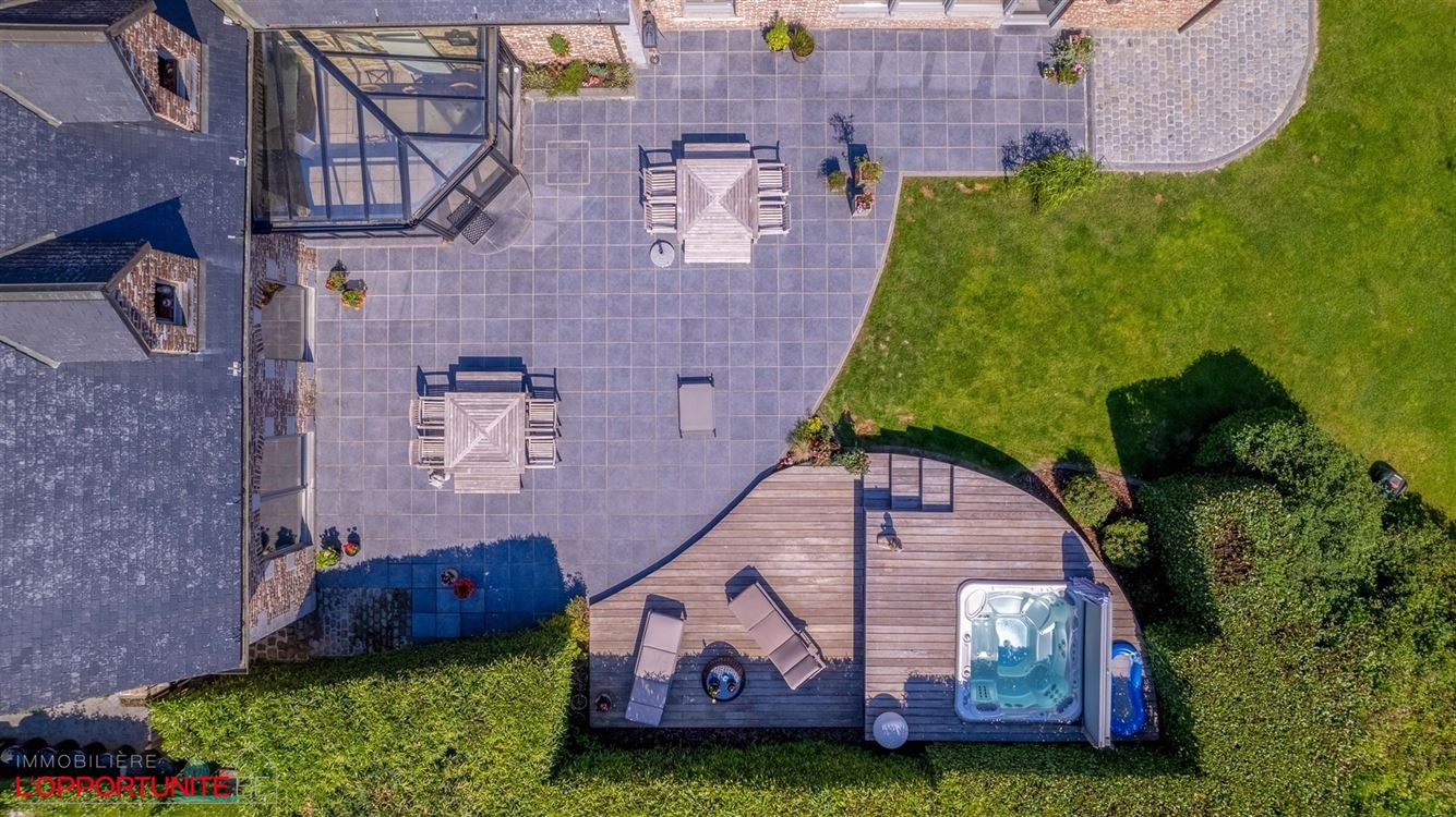 Propriété exceptionnelle (1999) sur 19 ares de terrain, 5 chambres, espace pro avec entrée séparée et jacuzzi.