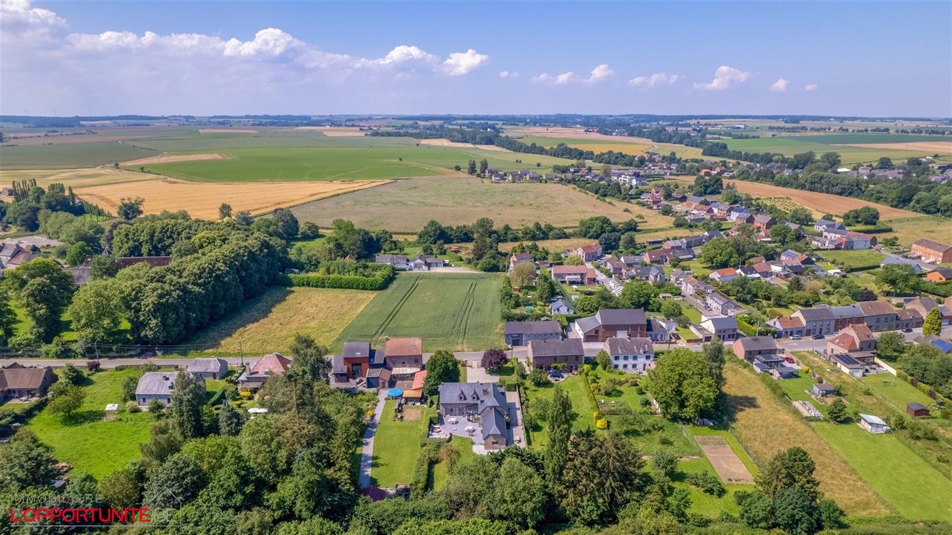 Propriété exceptionnelle (1999) sur 19 ares de terrain, 5 chambres, espace pro avec entrée séparée et jacuzzi.