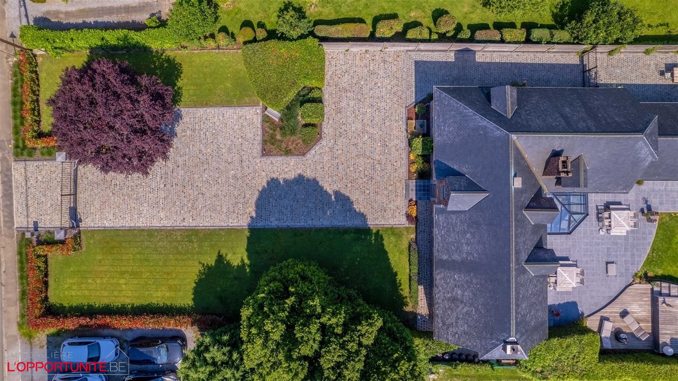 Propriété exceptionnelle (1999) sur 19 ares de terrain, 5 chambres, espace pro avec entrée séparée et jacuzzi.