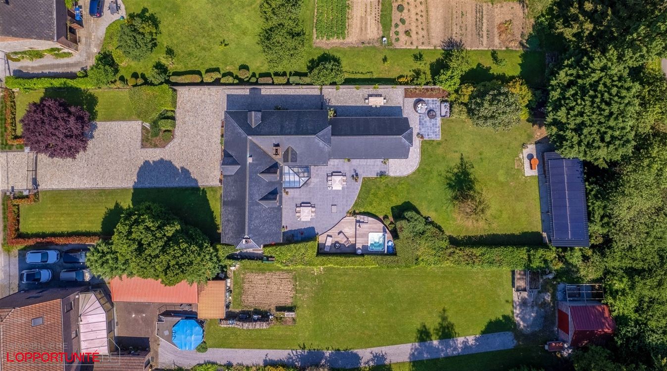 Propriété exceptionnelle (1999) sur 19 ares de terrain, 5 chambres, espace pro avec entrée séparée et jacuzzi.