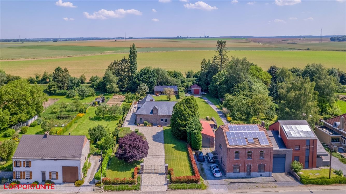 Propriété exceptionnelle sur 19 ares de terrain, 5 chambres, espace pro avec entrée séparée et jacuzzi.