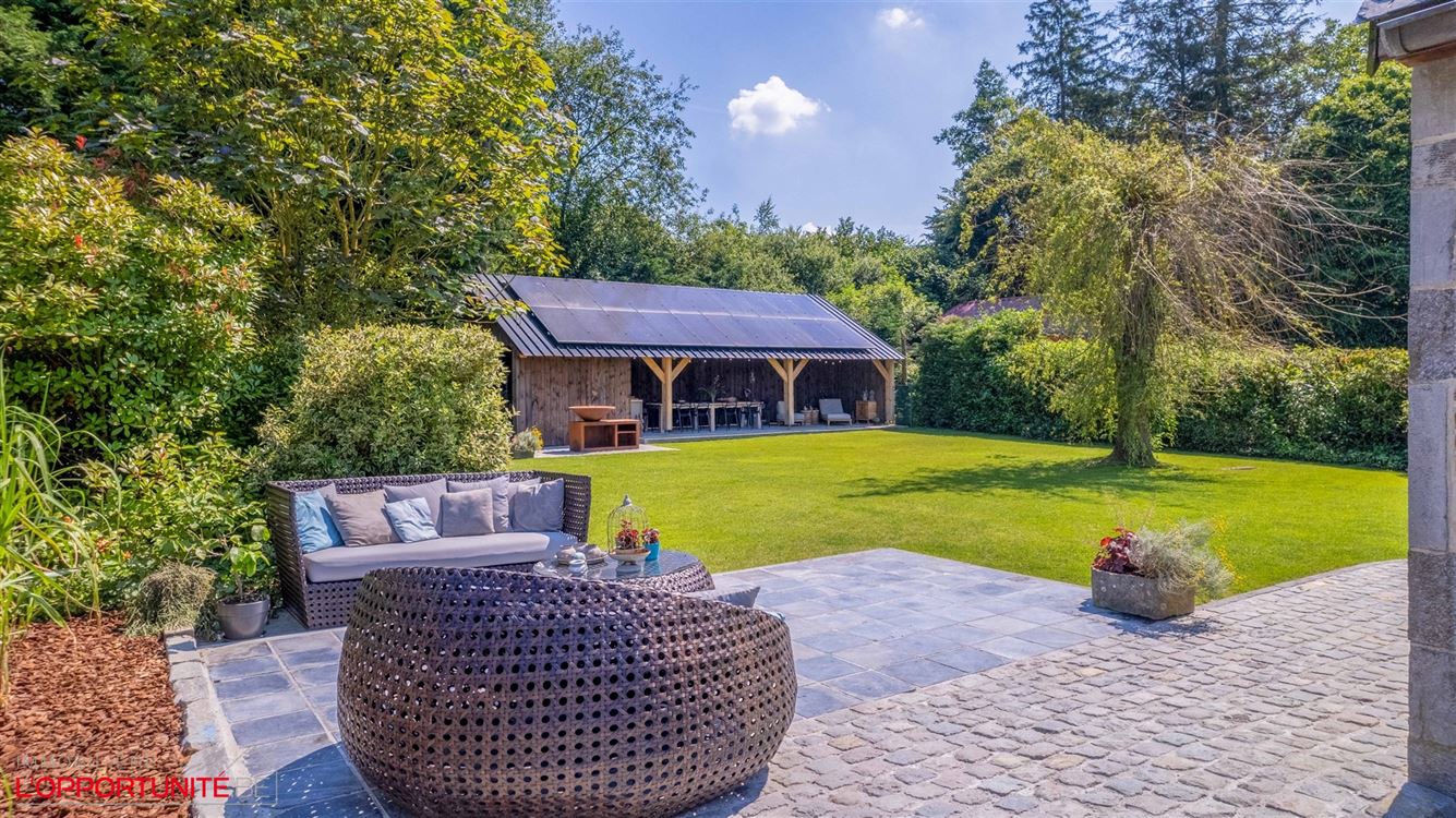Propriété exceptionnelle sur 19 ares de terrain, 5 chambres, espace pro avec entrée séparée et jacuzzi.