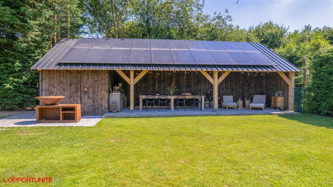 Propriété exceptionnelle sur 19 ares de terrain, 5 chambres, espace pro avec entrée séparée et jacuzzi.