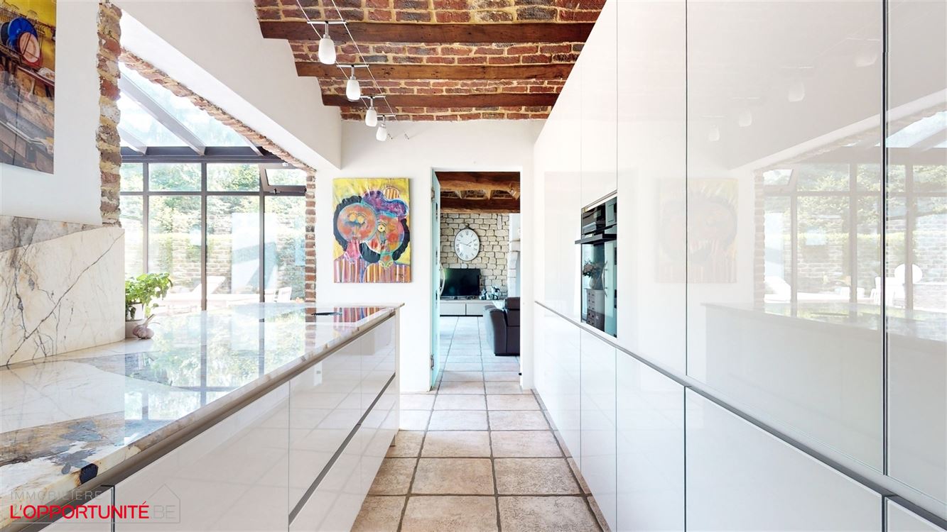 Propriété exceptionnelle (1999) sur 19 ares de terrain, 5 chambres, espace pro avec entrée séparée et jacuzzi.
