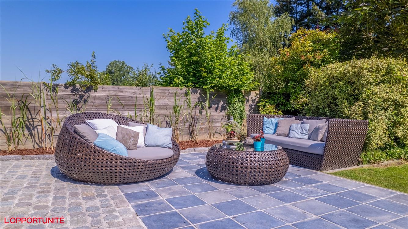 Propriété exceptionnelle sur 19 ares de terrain, 5 chambres, espace pro avec entrée séparée et jacuzzi.