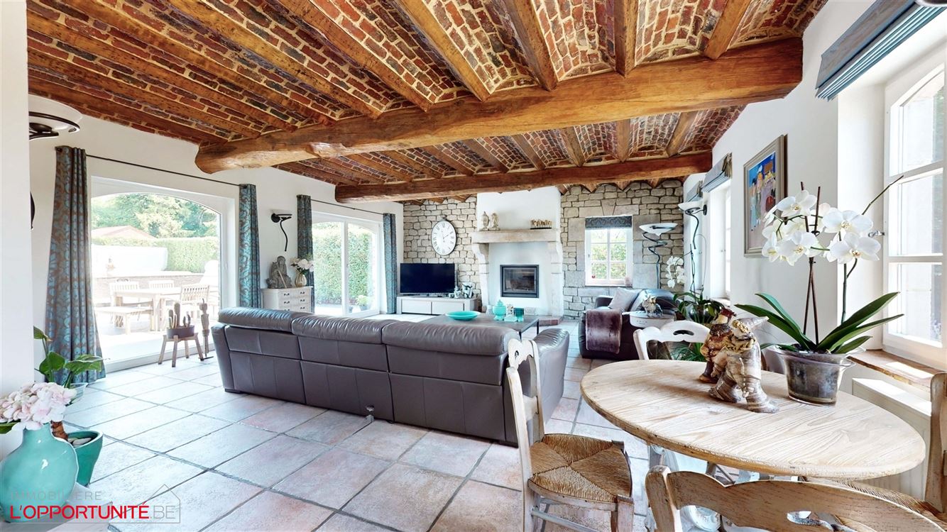 Propriété exceptionnelle (1999) sur 19 ares de terrain, 5 chambres, espace pro avec entrée séparée et jacuzzi.