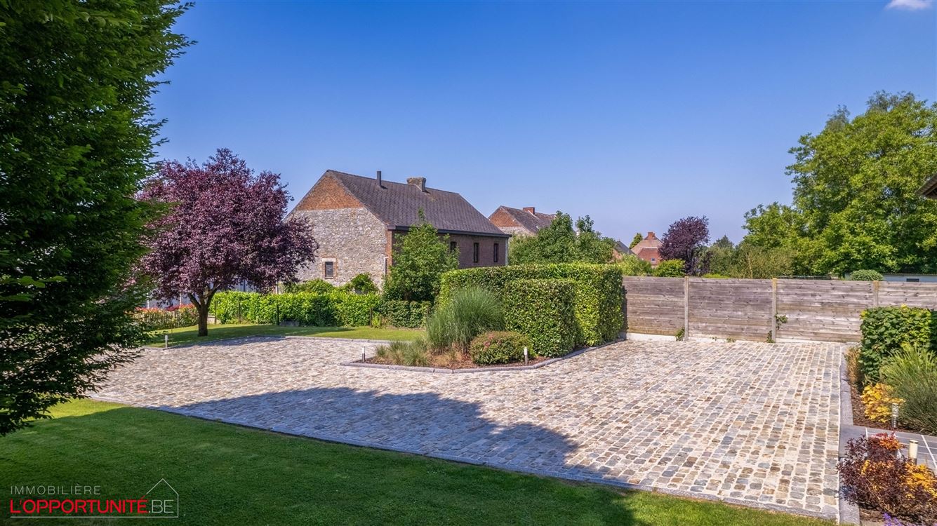 Propriété exceptionnelle (1999) sur 19 ares de terrain, 5 chambres, espace pro avec entrée séparée et jacuzzi.
