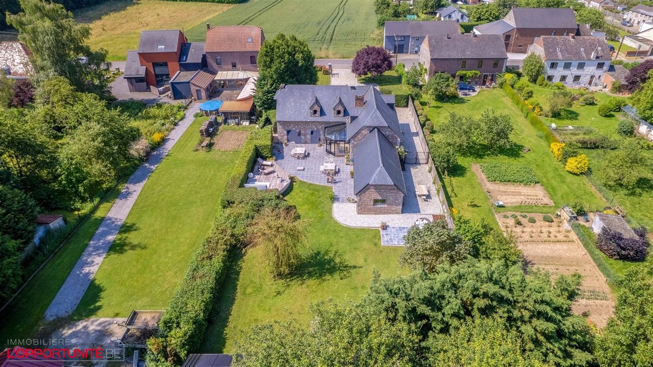 Propriété exceptionnelle (1999) sur 19 ares de terrain, 5 chambres, espace pro avec entrée séparée et jacuzzi.