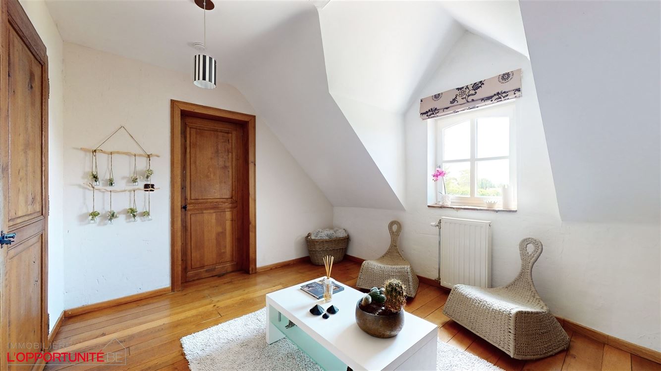 Propriété exceptionnelle (1999) sur 19 ares de terrain, 5 chambres, espace pro avec entrée séparée et jacuzzi.