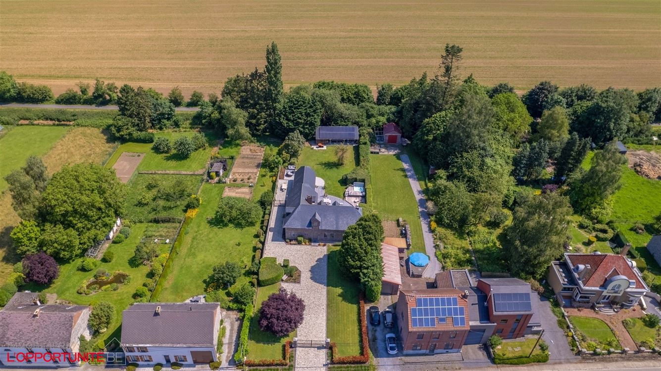 Propriété exceptionnelle (1999) sur 19 ares de terrain, 5 chambres, espace pro avec entrée séparée et jacuzzi.