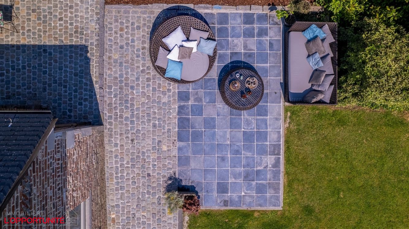 Propriété exceptionnelle (1999) sur 19 ares de terrain, 5 chambres, espace pro avec entrée séparée et jacuzzi.