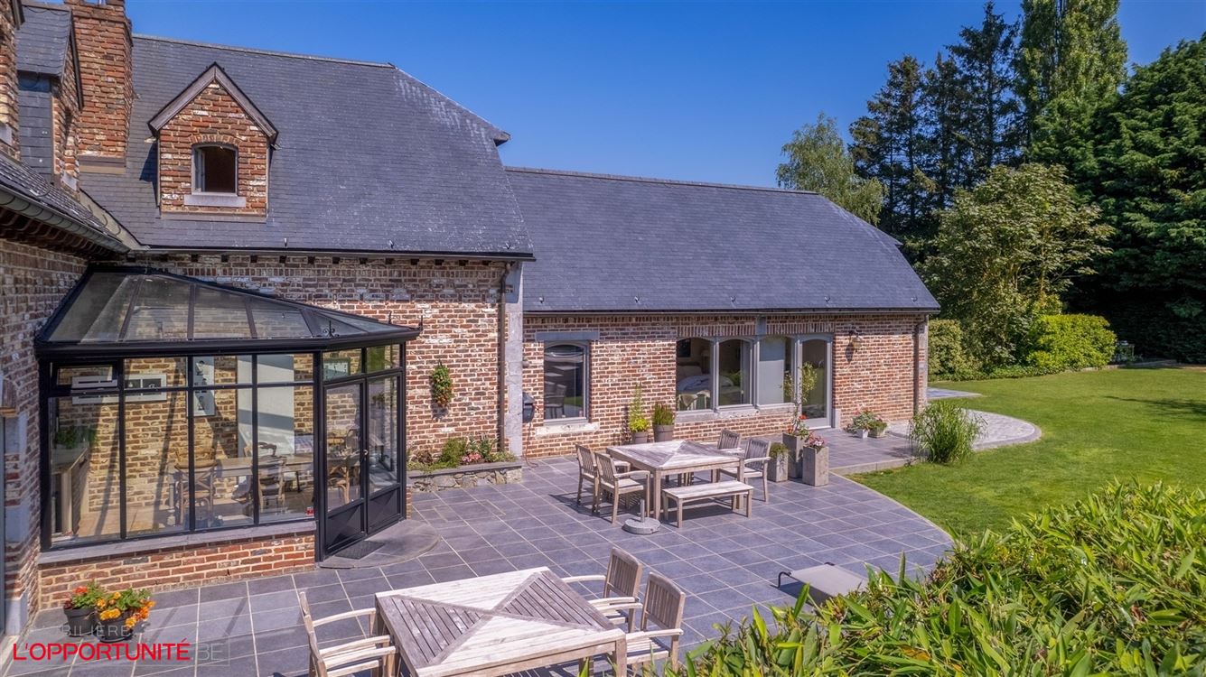 Propriété exceptionnelle (1999) sur 19 ares de terrain, 5 chambres, espace pro avec entrée séparée et jacuzzi.