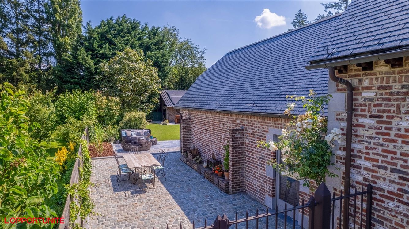 Propriété exceptionnelle (1999) sur 19 ares de terrain, 5 chambres, espace pro avec entrée séparée et jacuzzi.