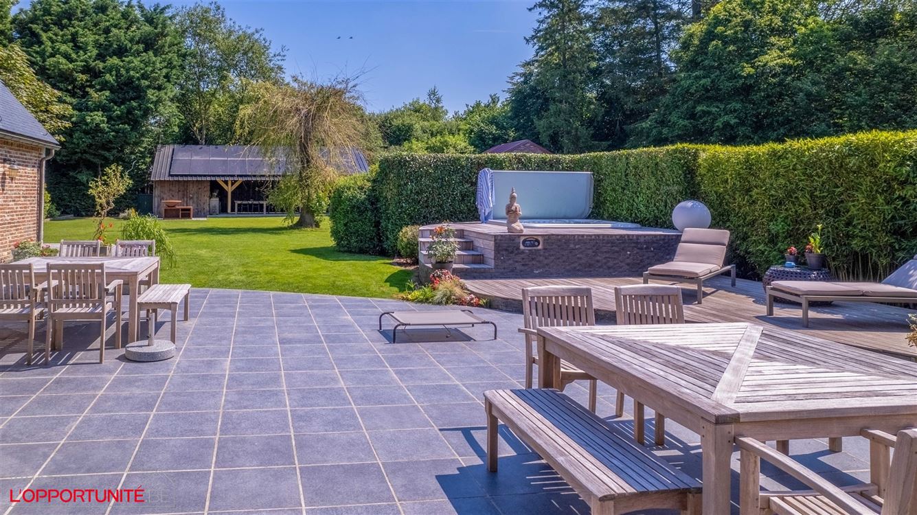 Propriété exceptionnelle (1999) sur 19 ares de terrain, 5 chambres, espace pro avec entrée séparée et jacuzzi.