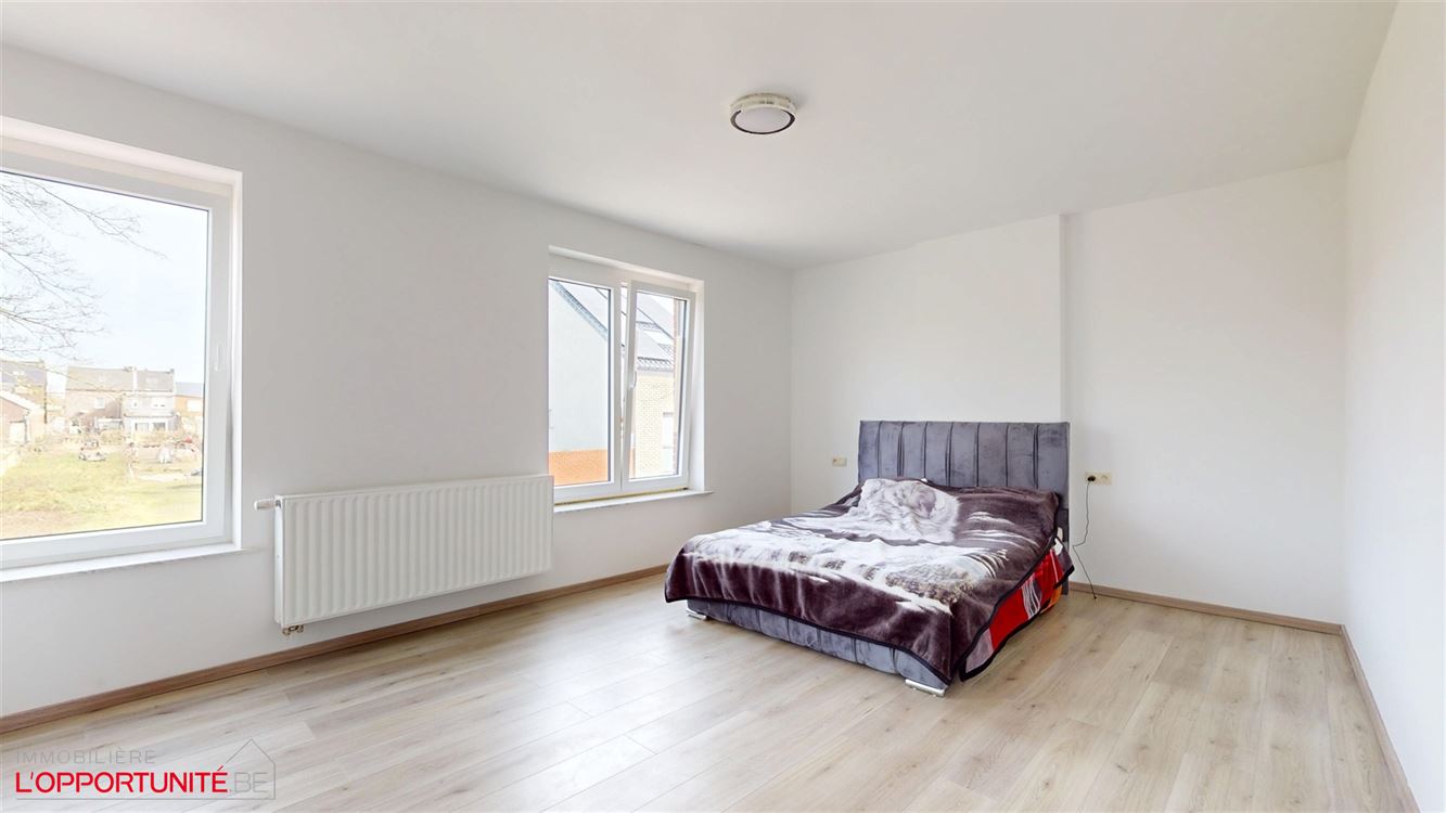 Magnifique maison entièrement renovée, 3 chambres, terrasse. Garage en option 20.000. PAS DE JARDIN.