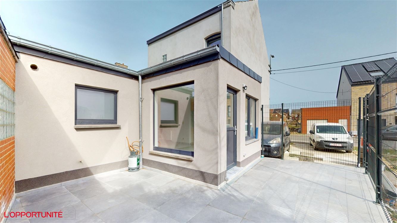 Magnifique maison entièrement renovée, 3 chambres, terrasse. Garage en option 20.000. PAS DE JARDIN.