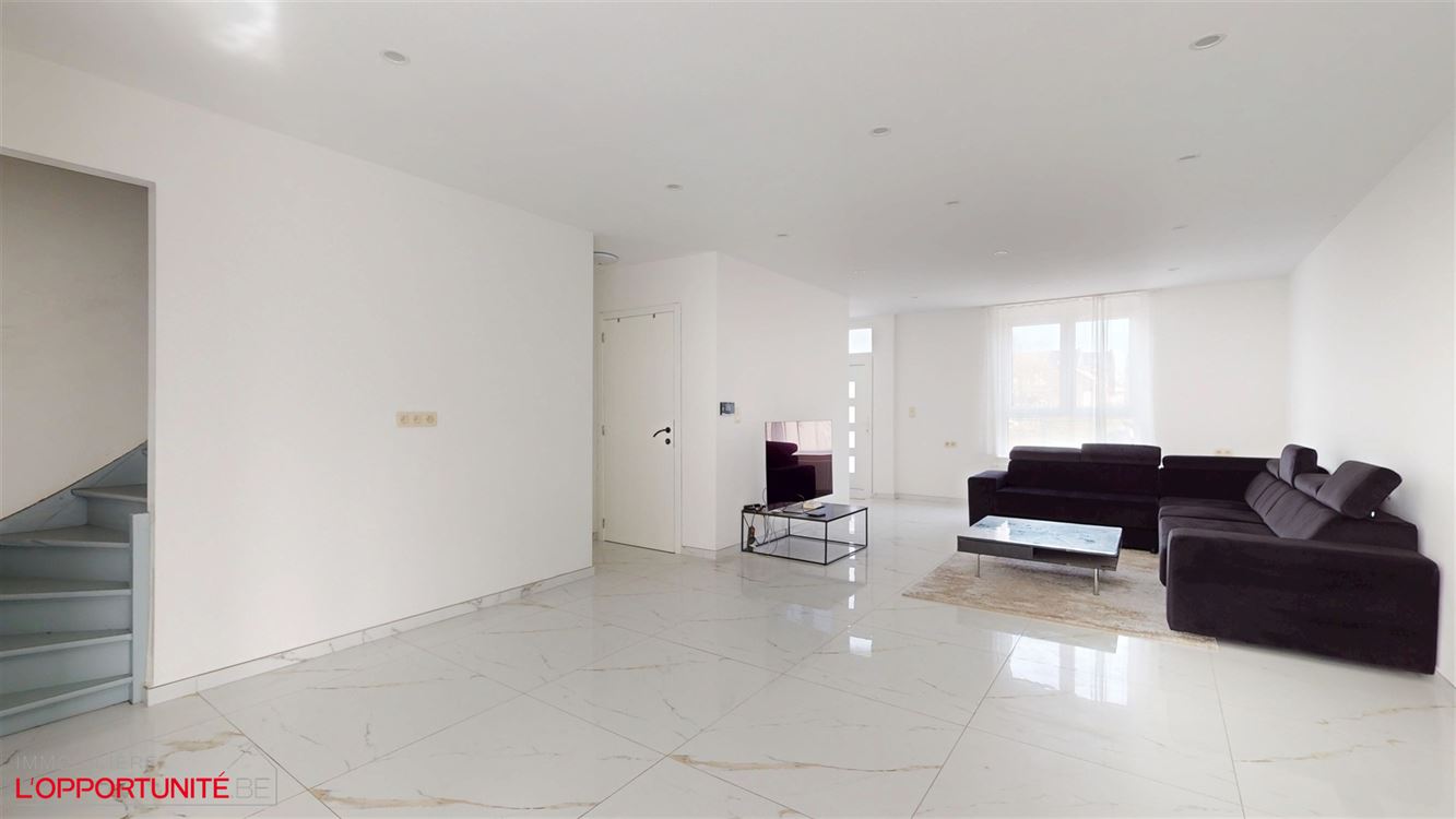 Magnifique maison entièrement renovée, 3 chambres, terrasse. Garage en option 20.000. PAS DE JARDIN.