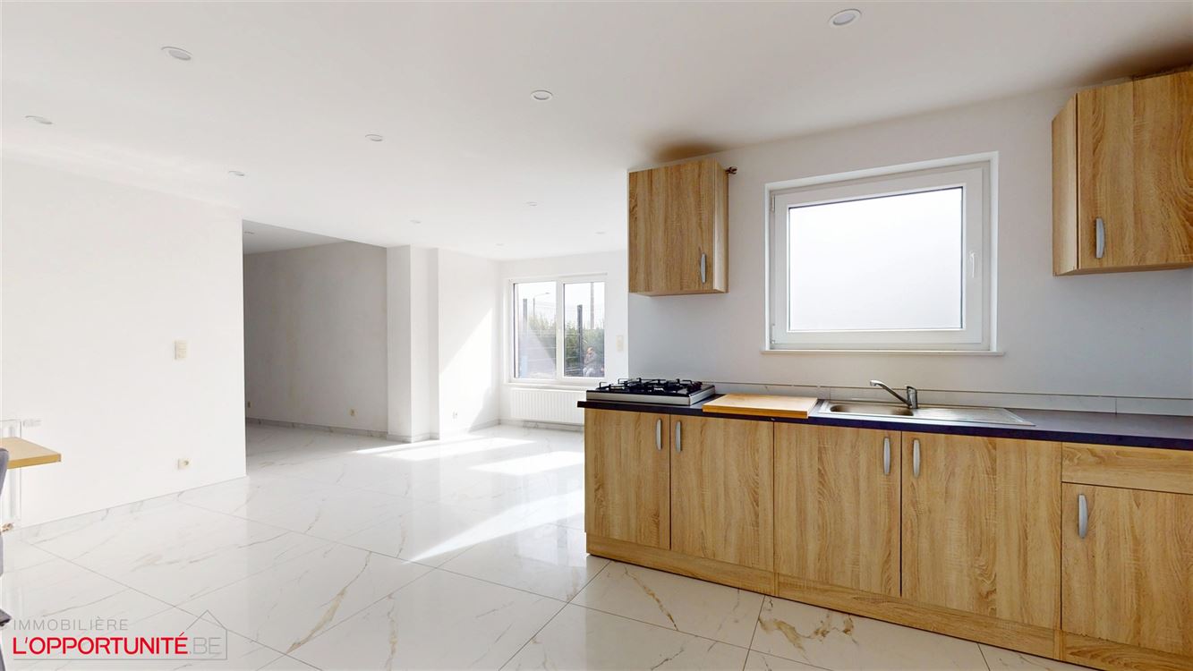 Magnifique maison entièrement renovée, 3 chambres, terrasse. Garage en option 20.000. PAS DE JARDIN.