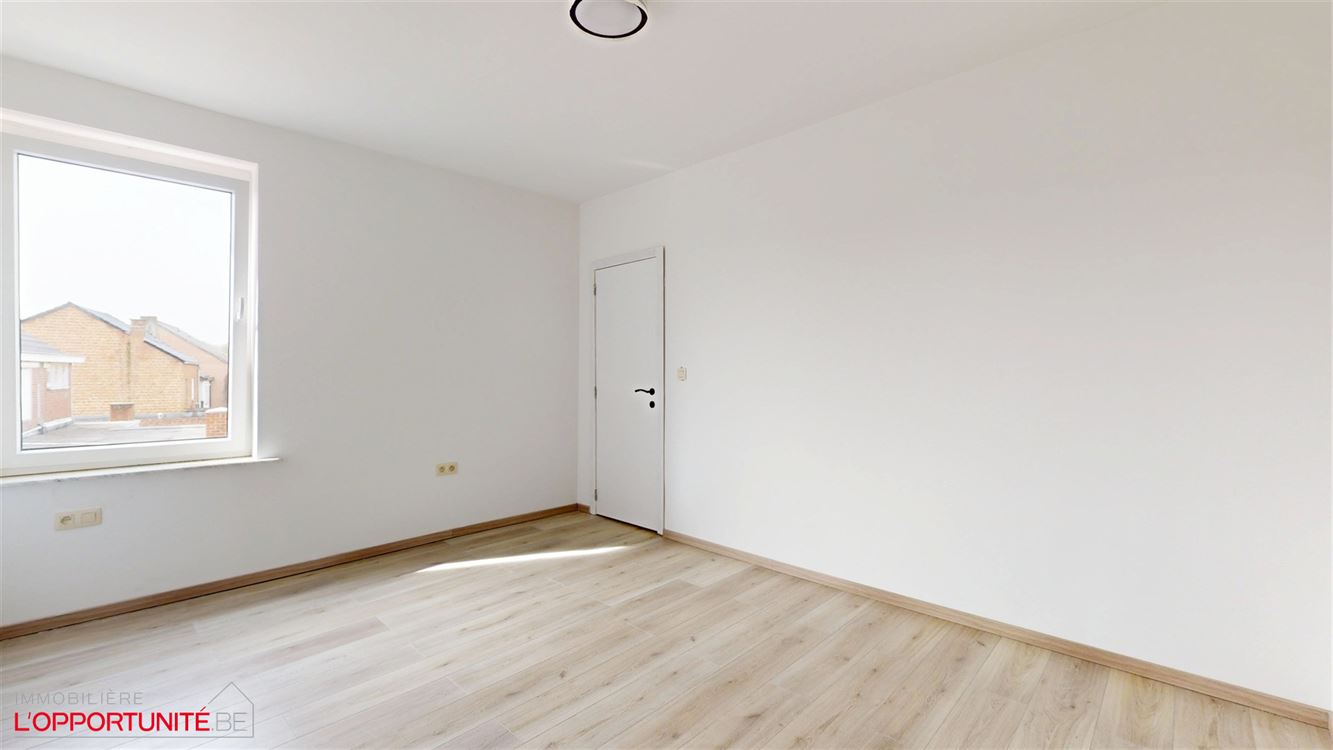 Magnifique maison entièrement renovée, 3 chambres, terrasse. Garage en option 20.000. PAS DE JARDIN.