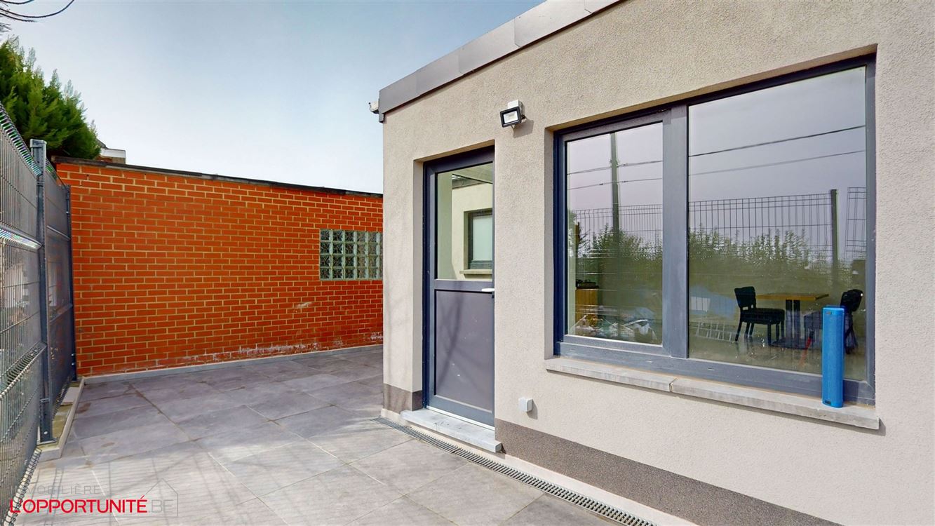 Magnifique maison entièrement renovée, 3 chambres, terrasse. Garage en option 20.000. PAS DE JARDIN.