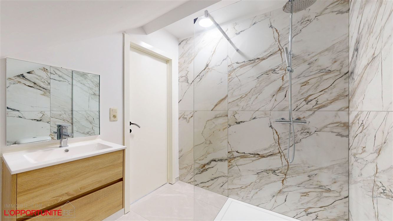 Magnifique maison entièrement renovée, 3 chambres, terrasse. Garage en option 20.000. PAS DE JARDIN.