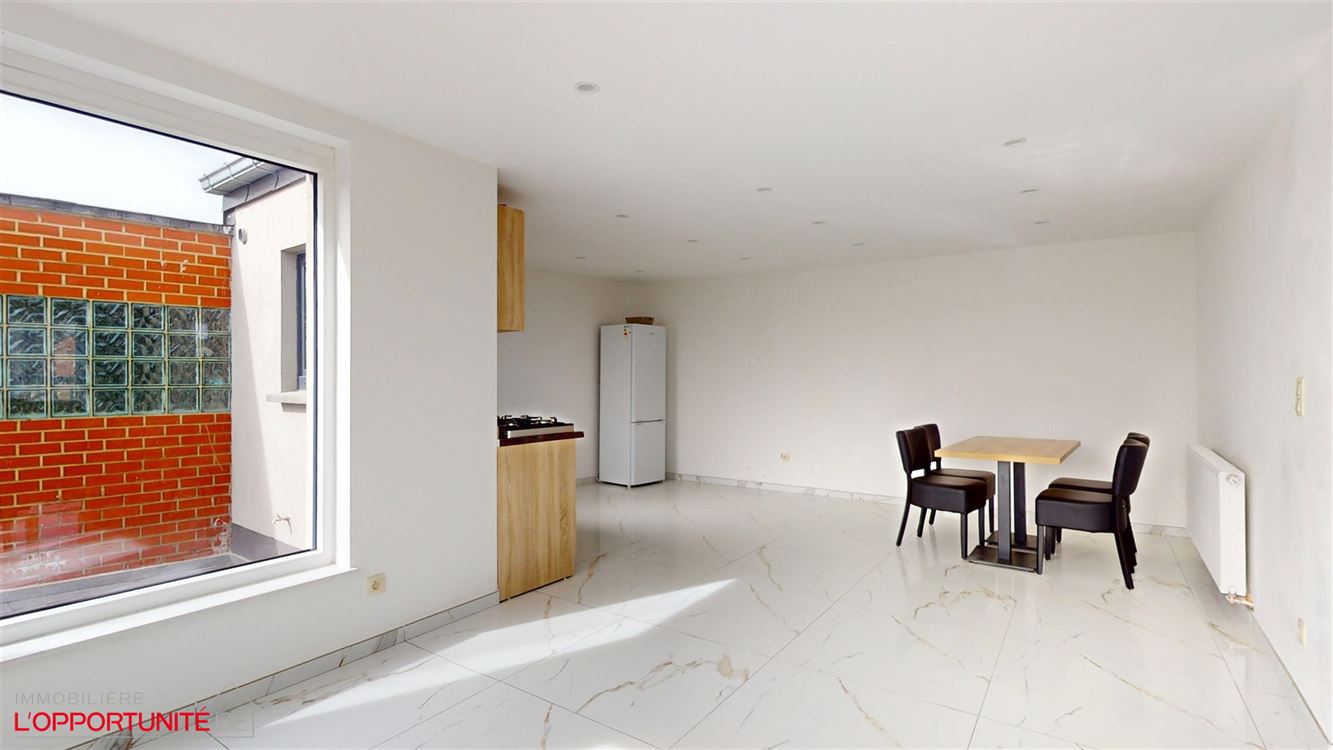 Magnifique maison entièrement renovée, 3 chambres, terrasse. Garage en option 20.000. PAS DE JARDIN.