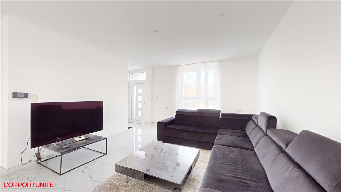 Magnifique maison entièrement renovée, 3 chambres, terrasse. Garage en option 20.000. PAS DE JARDIN.