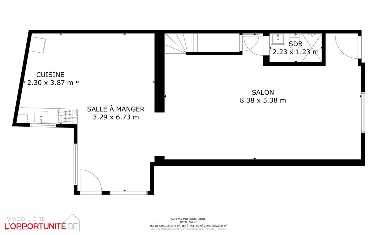Magnifique maison entièrement renovée, 3 chambres, terrasse. Garage en option 20.000. PAS DE JARDIN.