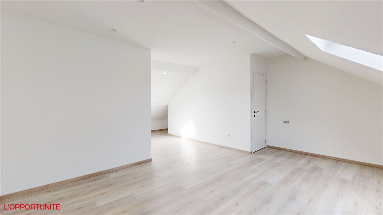 Magnifique maison entièrement renovée, 3 chambres, terrasse. Garage en option 20.000. PAS DE JARDIN.