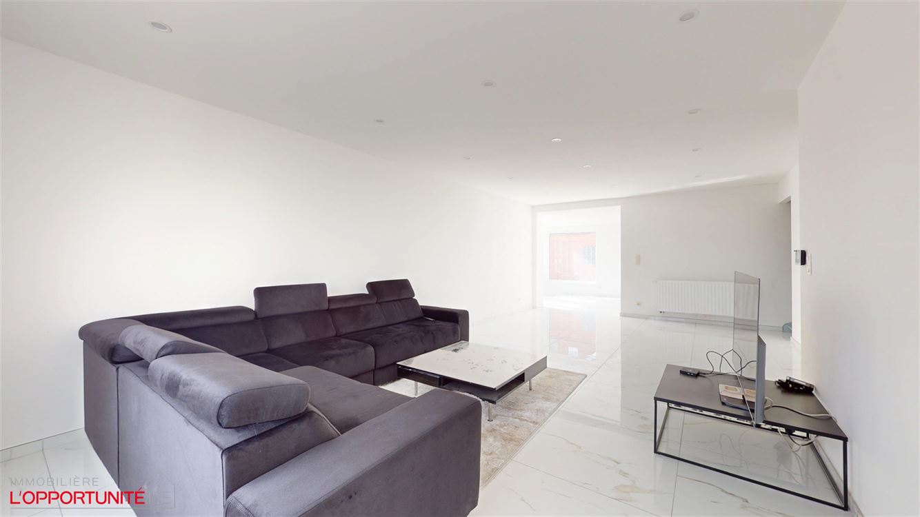 Magnifique maison entièrement renovée, 3 chambres, terrasse. Garage en option 20.000. PAS DE JARDIN.