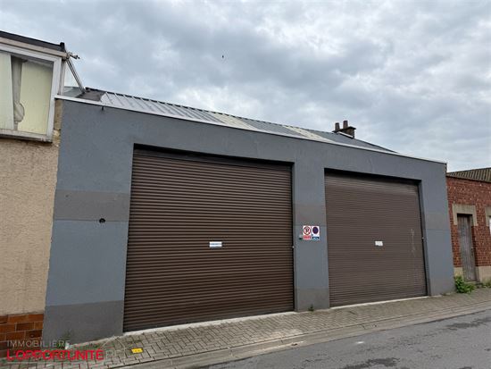 Magnifique entrepot de 100m² avec double porte sectionnelle.
