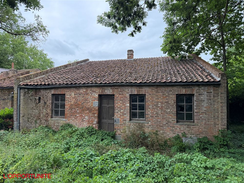 Propriété exceptionnelle du 18ème siècle totalement à rénover composée d'une maison principale, d'une maison secondaire, d'un théatre magnifique de 240m² et d'un grand jardin.