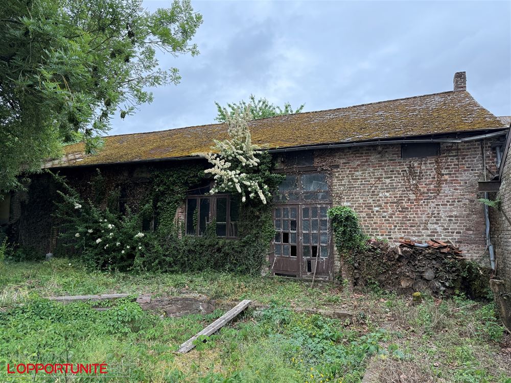 Propriété exceptionnelle du 18ème siècle totalement à rénover composée d'une maison principale, d'une maison secondaire, d'un théatre magnifique de 240m² et d'un grand jardin.
