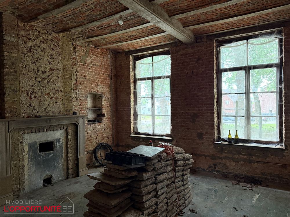 Propriété exceptionnelle du 18ème siècle totalement à rénover composée d'une maison principale, d'une maison secondaire, d'un théatre magnifique de 240m² et d'un grand jardin.