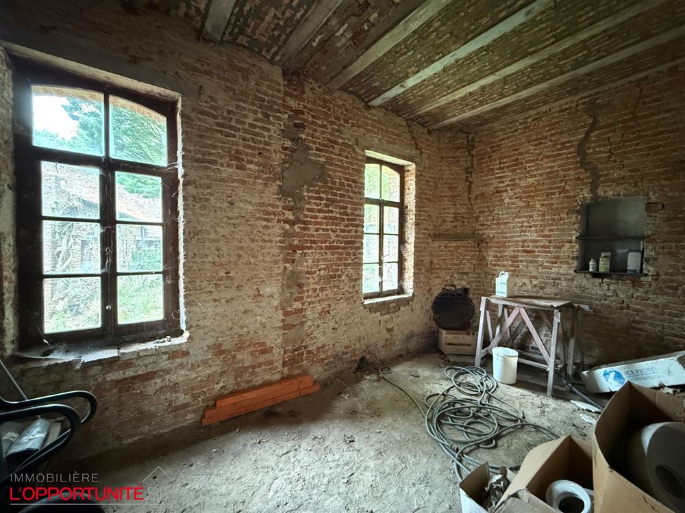 Propriété exceptionnelle du 18ème siècle totalement à rénover composée d'une maison principale, d'une maison secondaire, d'un théatre magnifique de 240m² et d'un grand jardin.