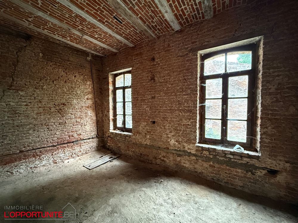 Propriété exceptionnelle du 18ème siècle totalement à rénover composée d'une maison principale, d'une maison secondaire, d'un théatre magnifique de 240m² et d'un grand jardin.