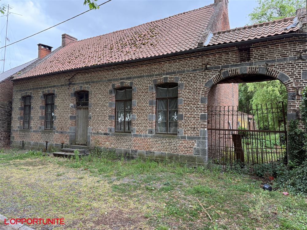 Propriété exceptionnelle du 18ème siècle totalement à rénover composée d'une maison principale, d'une maison secondaire, d'un théatre magnifique de 240m² et d'un grand jardin.