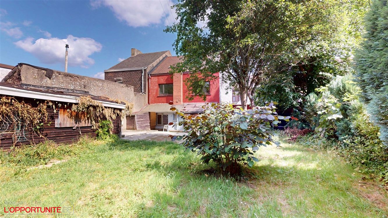 Magnifique maison trois chambres, terrasse, jardin, passage latéral privatif et garage.