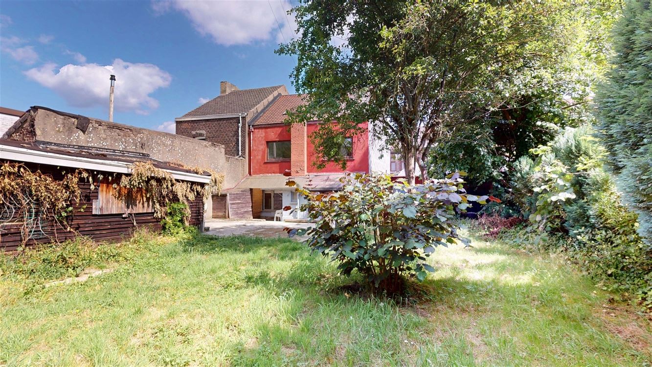 Magnifique maison trois chambres, terrasse, jardin, passage latéral privatif et garage.