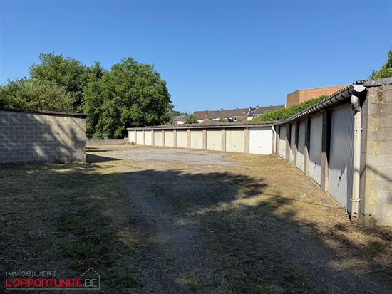 Magnifique ensemble sécurisé de 18 garages + entrepot à restaurer. 