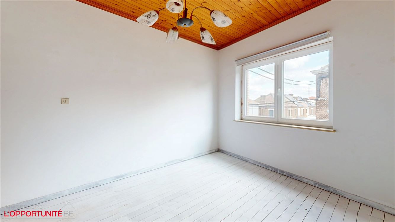 Magnifique maison trois chambres, terrasse, jardin, passage latéral privatif et garage.