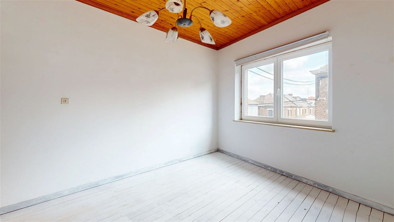 Magnifique maison trois chambres, terrasse, jardin, passage latéral privatif et garage.