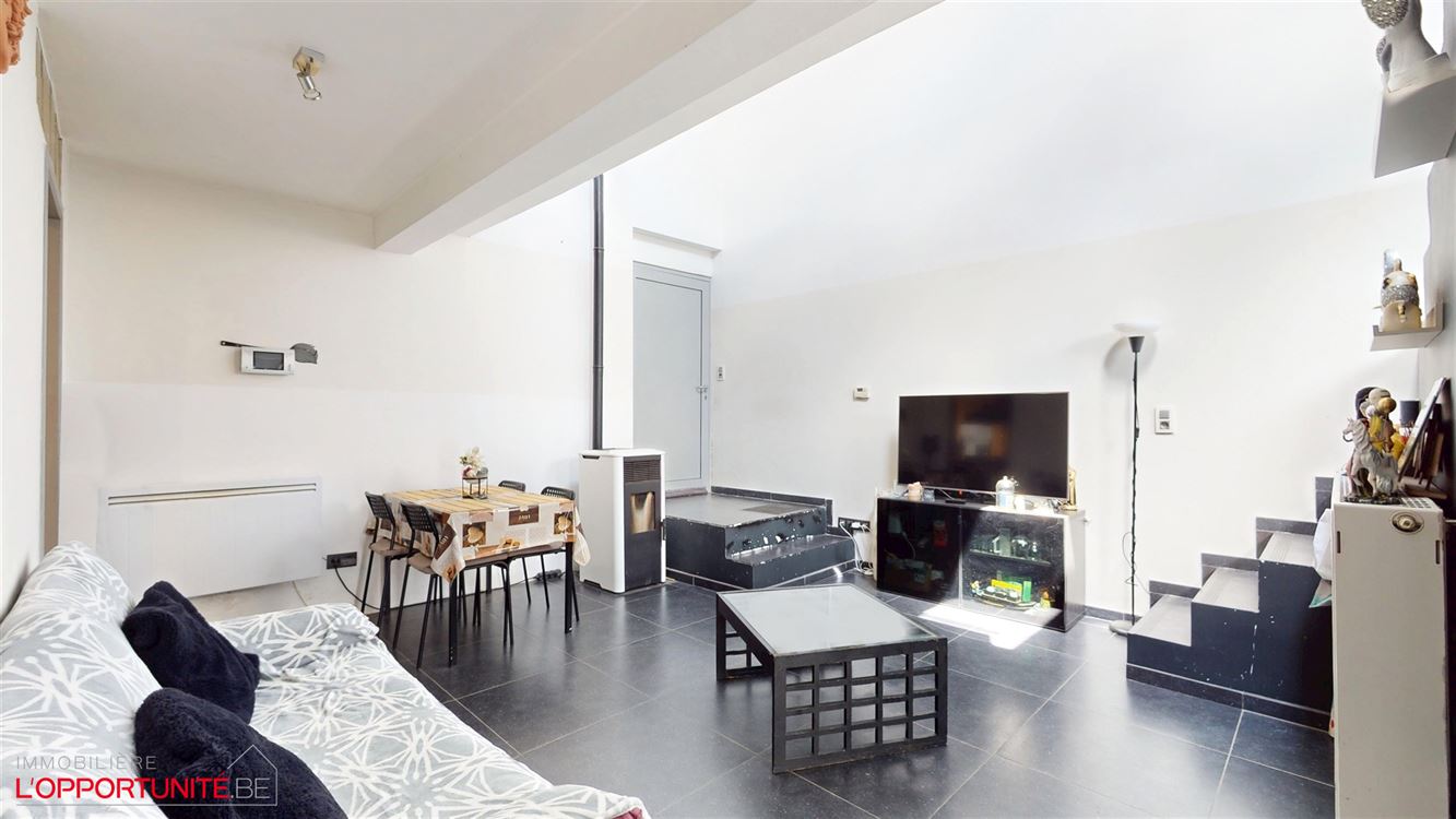 Splendide maison entièrement rénovée trois chambres, avec grande terrasse, parking, garage et studio totalement independant loué 700€/mois charges comprises.
