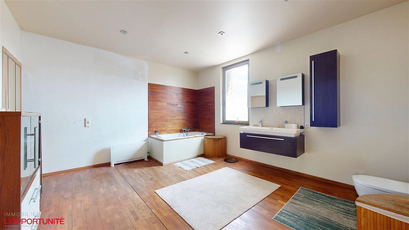 Splendide maison entièrement rénovée trois chambres, avec grande terrasse, parking, garage et studio totalement independant loué 700€/mois charges comprises.