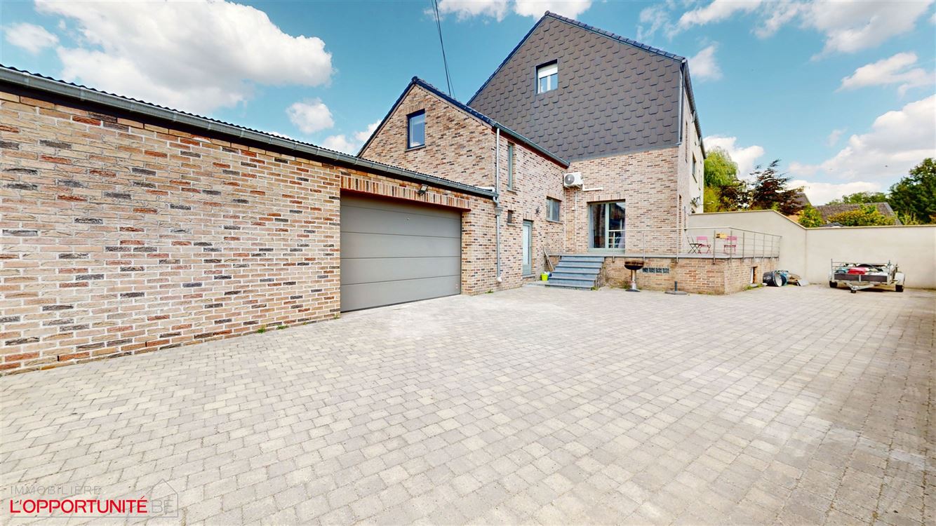 Splendide maison entièrement rénovée trois chambres, avec grande terrasse, parking, garage et studio totalement independant loué 700€/mois charges comprises.