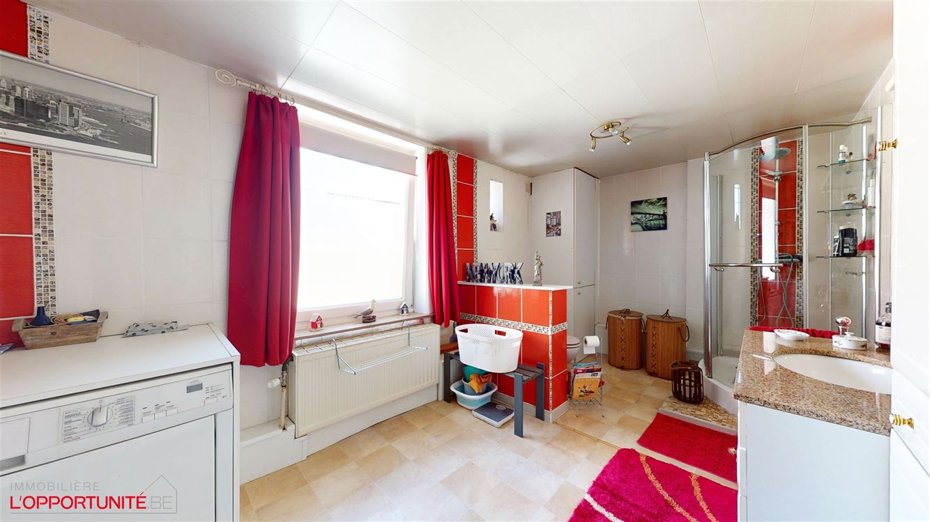 Magnifique maison de maitre, 3 chambres, grand grenier, cour et possiblite de louer un garage.