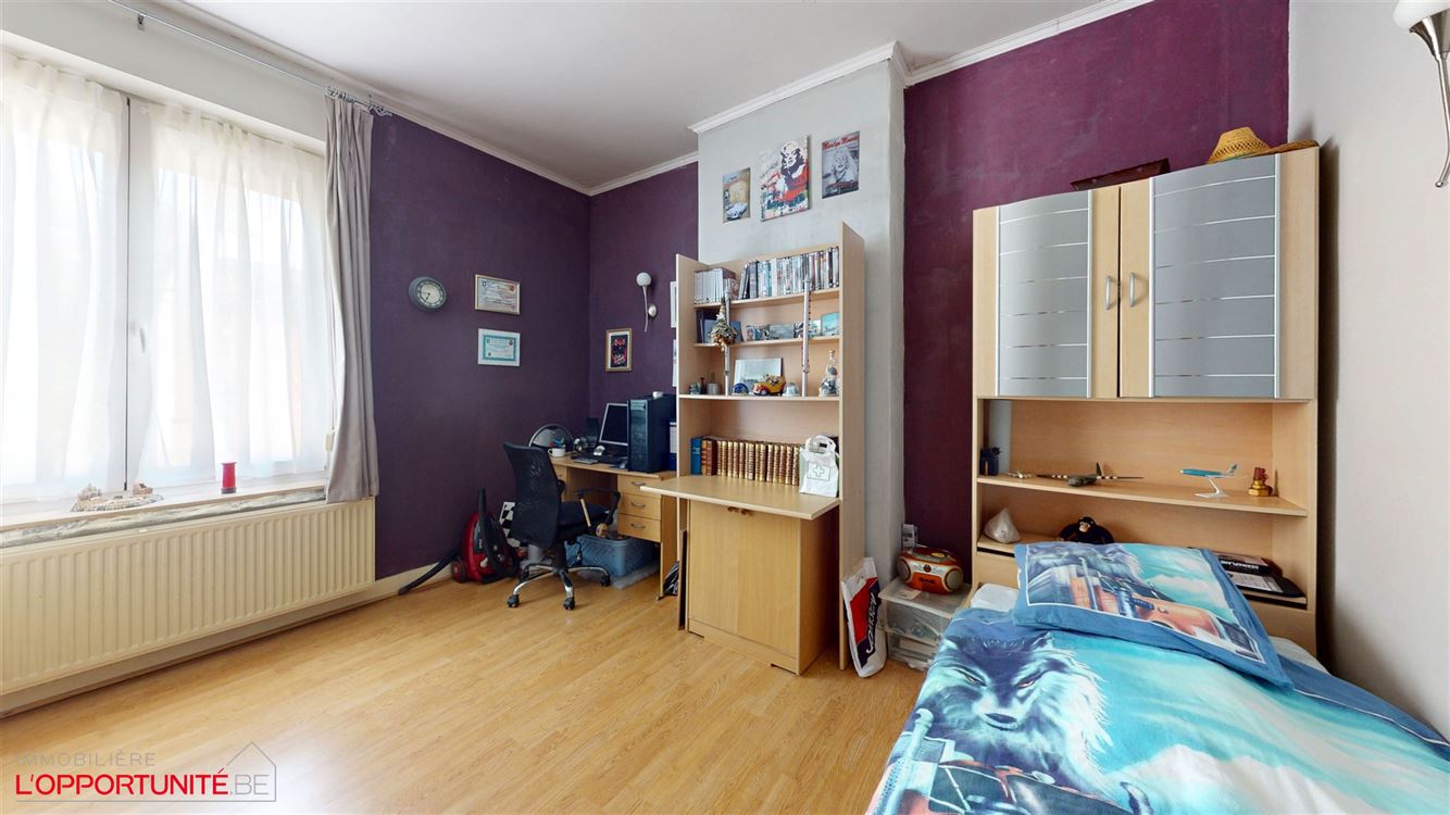 Magnifique maison de maitre, 3 chambres, grand grenier, cour et possiblite de louer un garage.