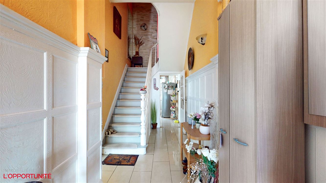 Magnifique maison de maitre, 3 chambres, grand grenier, cour et possiblite de louer un garage.