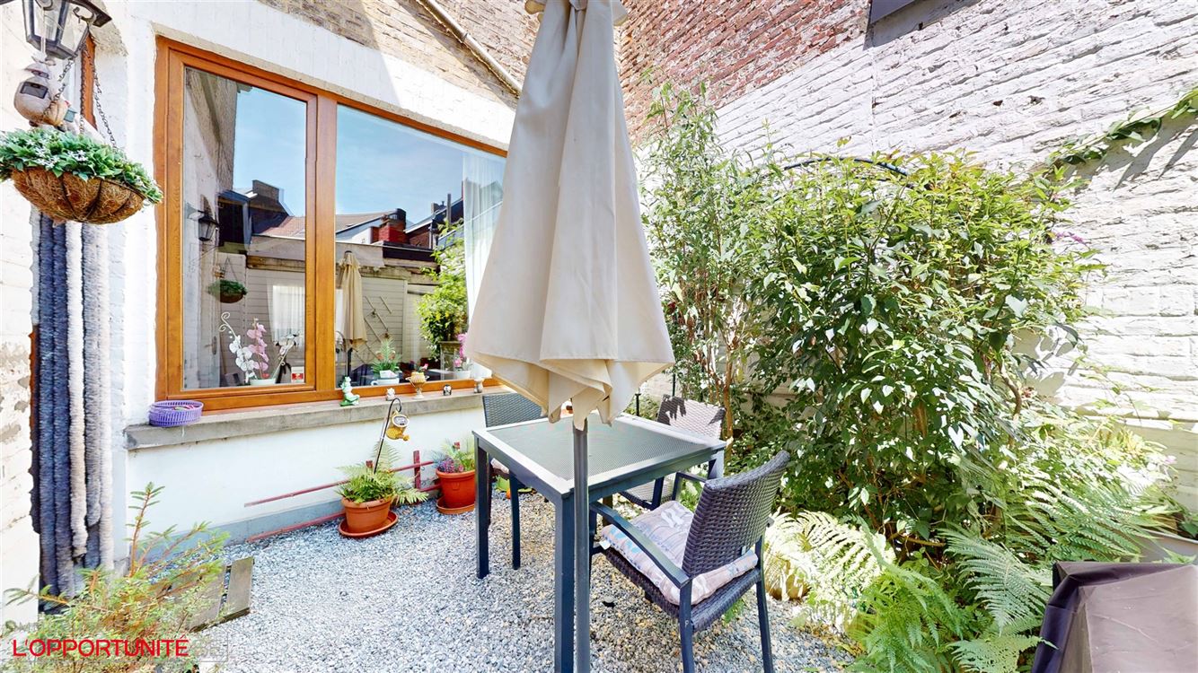 Magnifique maison de maitre, 3 chambres, grand grenier, cour et possiblite de louer un garage.